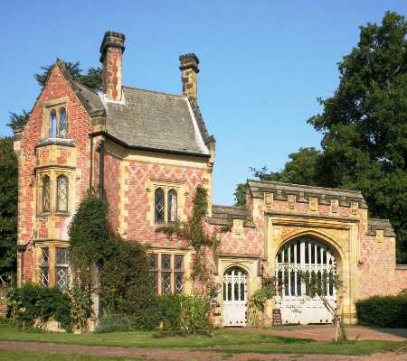 ../Images/00 img_8148 gate house.jpg